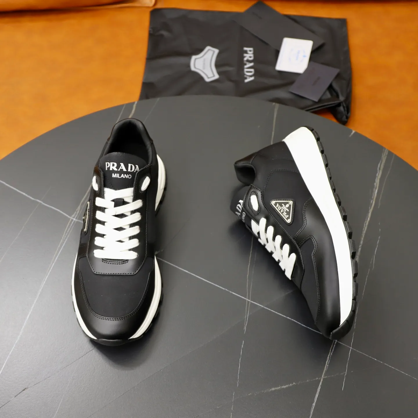 Factory price: 600💰Top original order Brand: PRADA (Prada) Standard code: Men's size 38/44 (45 can be customized) Grade: Same as the official website Material: Original cowhide stitched with imported cloth, cowhide lining, original combination of two-color wear-resistant soft outsole Style category: casual sports version, young fashion, European and American trend, British style Color: actual picture color